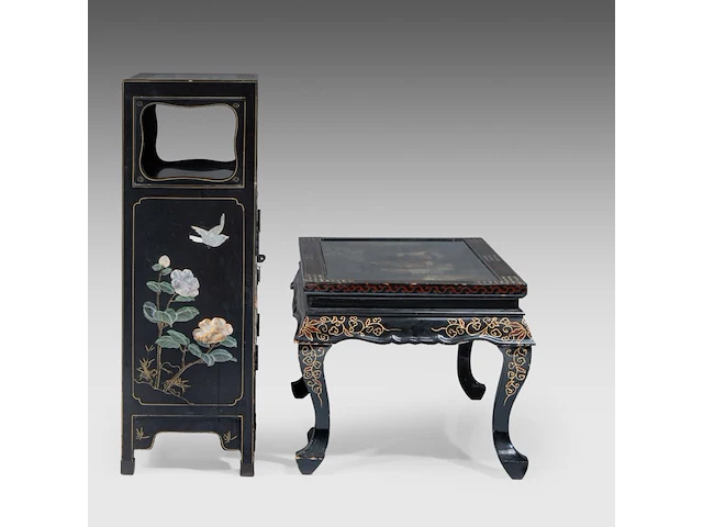 A chinese lacquered cabinet, inset with mineral carvings, 20thc, h 92,3 - 31 x 61,5 cm - added a ditto table h 46 - 51 x 101,5 cm - afbeelding 5 van  6