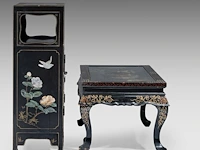 A chinese lacquered cabinet, inset with mineral carvings, 20thc, h 92,3 - 31 x 61,5 cm - added a ditto table h 46 - 51 x 101,5 cm - afbeelding 5 van  6