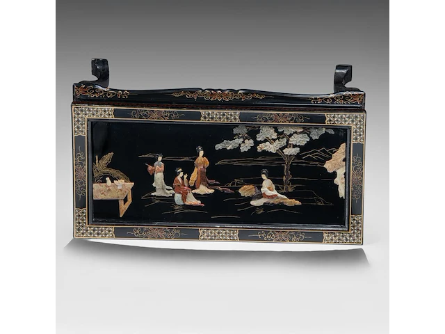 A chinese lacquered cabinet, inset with mineral carvings, 20thc, h 92,3 - 31 x 61,5 cm - added a ditto table h 46 - 51 x 101,5 cm - afbeelding 6 van  6