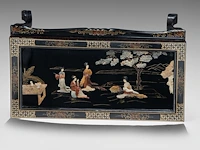 A chinese lacquered cabinet, inset with mineral carvings, 20thc, h 92,3 - 31 x 61,5 cm - added a ditto table h 46 - 51 x 101,5 cm - afbeelding 6 van  6