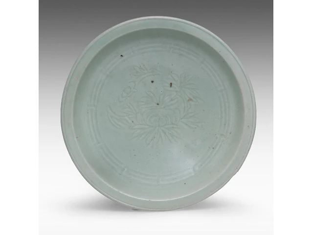 A chinese longquan celadon ware large deep plate, carved with a lotus design, ming dynasty, h 8,5 - ø 37 cm - afbeelding 1 van  6