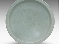 A chinese longquan celadon ware large deep plate, carved with a lotus design, ming dynasty, h 8,5 - ø 37 cm