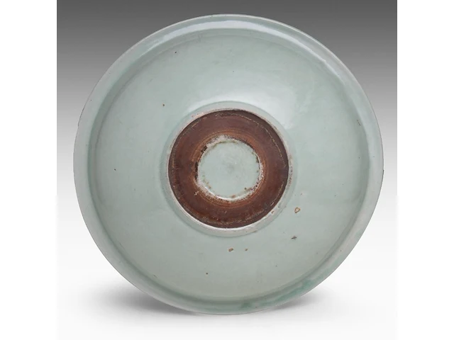 A chinese longquan celadon ware large deep plate, carved with a lotus design, ming dynasty, h 8,5 - ø 37 cm - afbeelding 2 van  6