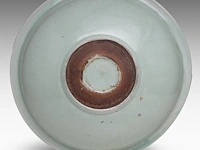 A chinese longquan celadon ware large deep plate, carved with a lotus design, ming dynasty, h 8,5 - ø 37 cm - afbeelding 2 van  6
