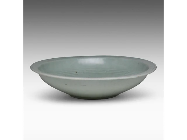 A chinese longquan celadon ware large deep plate, carved with a lotus design, ming dynasty, h 8,5 - ø 37 cm - afbeelding 3 van  6