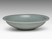 A chinese longquan celadon ware large deep plate, carved with a lotus design, ming dynasty, h 8,5 - ø 37 cm - afbeelding 3 van  6