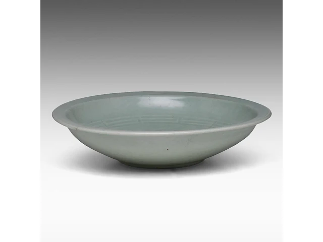 A chinese longquan celadon ware large deep plate, carved with a lotus design, ming dynasty, h 8,5 - ø 37 cm - afbeelding 4 van  6