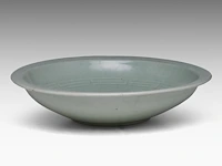 A chinese longquan celadon ware large deep plate, carved with a lotus design, ming dynasty, h 8,5 - ø 37 cm - afbeelding 4 van  6