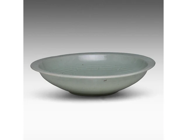 A chinese longquan celadon ware large deep plate, carved with a lotus design, ming dynasty, h 8,5 - ø 37 cm - afbeelding 5 van  6