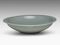 A chinese longquan celadon ware large deep plate, carved with a lotus design, ming dynasty, h 8,5 - ø 37 cm - afbeelding 5 van  6