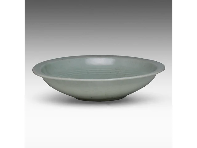A chinese longquan celadon ware large deep plate, carved with a lotus design, ming dynasty, h 8,5 - ø 37 cm - afbeelding 6 van  6