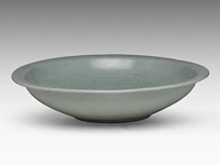 A chinese longquan celadon ware large deep plate, carved with a lotus design, ming dynasty, h 8,5 - ø 37 cm - afbeelding 6 van  6