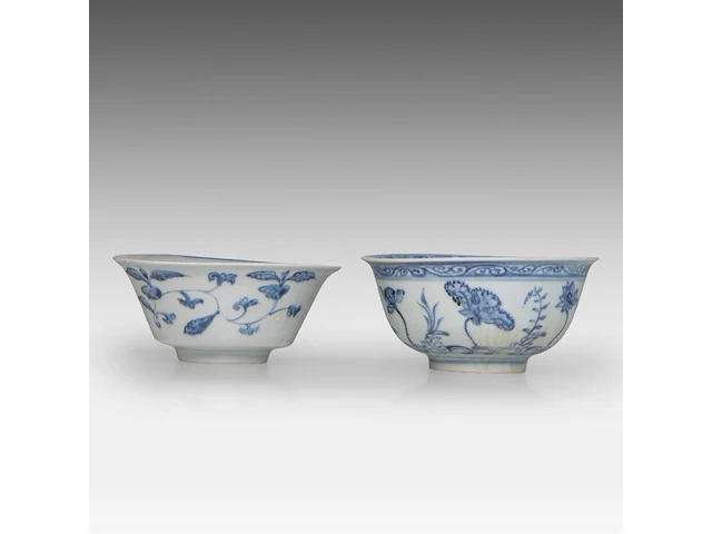 A chinese 'lotus bouquet' bowl and a 'flower' bowl, late ming dynasty, h 7 - ø 14,5 cm / h 6,2 - ø 14 cm - afbeelding 1 van  6