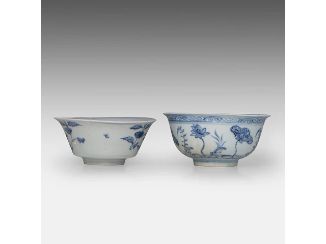 A chinese 'lotus bouquet' bowl and a 'flower' bowl, late ming dynasty, h 7 - ø 14,5 cm / h 6,2 - ø 14 cm - afbeelding 2 van  6