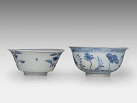 A chinese 'lotus bouquet' bowl and a 'flower' bowl, late ming dynasty, h 7 - ø 14,5 cm / h 6,2 - ø 14 cm - afbeelding 2 van  6