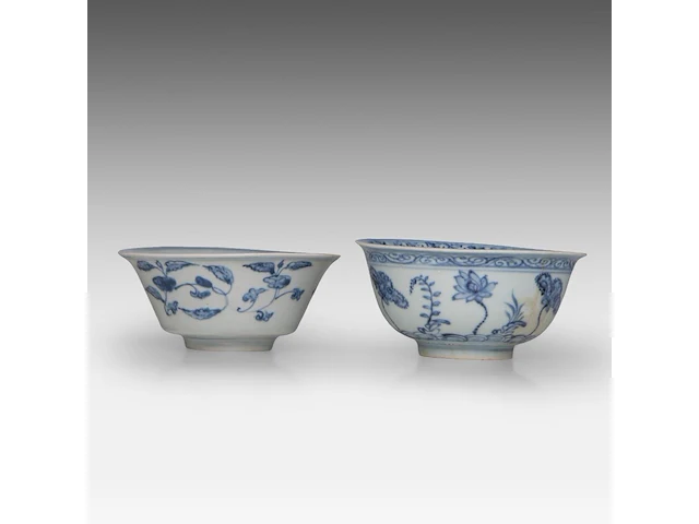 A chinese 'lotus bouquet' bowl and a 'flower' bowl, late ming dynasty, h 7 - ø 14,5 cm / h 6,2 - ø 14 cm - afbeelding 3 van  6