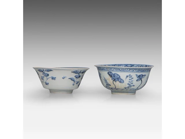 A chinese 'lotus bouquet' bowl and a 'flower' bowl, late ming dynasty, h 7 - ø 14,5 cm / h 6,2 - ø 14 cm - afbeelding 4 van  6