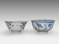 A chinese 'lotus bouquet' bowl and a 'flower' bowl, late ming dynasty, h 7 - ø 14,5 cm / h 6,2 - ø 14 cm - afbeelding 4 van  6