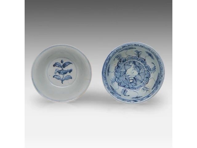 A chinese 'lotus bouquet' bowl and a 'flower' bowl, late ming dynasty, h 7 - ø 14,5 cm / h 6,2 - ø 14 cm - afbeelding 5 van  6