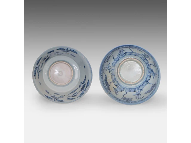 A chinese 'lotus bouquet' bowl and a 'flower' bowl, late ming dynasty, h 7 - ø 14,5 cm / h 6,2 - ø 14 cm - afbeelding 6 van  6