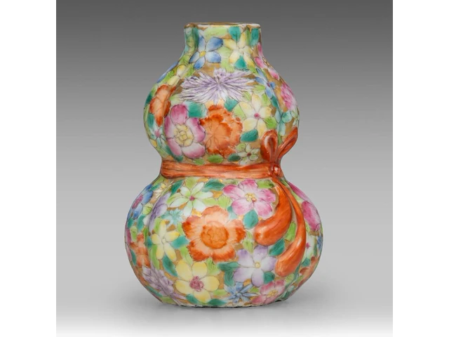 A chinese millefleurs-patterned ribbon-tied double-gourd vase, with a qianlong mark, republic period, h 9,7 cm - afbeelding 1 van  8
