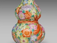A chinese millefleurs-patterned ribbon-tied double-gourd vase, with a qianlong mark, republic period, h 9,7 cm