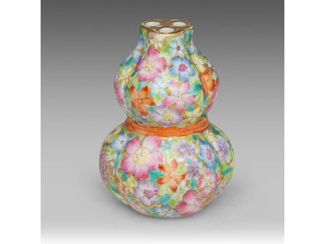 A chinese millefleurs-patterned ribbon-tied double-gourd vase, with a qianlong mark, republic period, h 9,7 cm - afbeelding 2 van  8