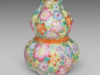 A chinese millefleurs-patterned ribbon-tied double-gourd vase, with a qianlong mark, republic period, h 9,7 cm - afbeelding 2 van  8