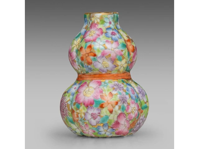 A chinese millefleurs-patterned ribbon-tied double-gourd vase, with a qianlong mark, republic period, h 9,7 cm - afbeelding 3 van  8