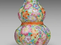 A chinese millefleurs-patterned ribbon-tied double-gourd vase, with a qianlong mark, republic period, h 9,7 cm - afbeelding 3 van  8