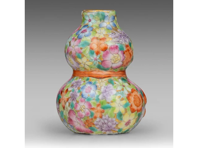 A chinese millefleurs-patterned ribbon-tied double-gourd vase, with a qianlong mark, republic period, h 9,7 cm - afbeelding 4 van  8