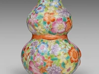 A chinese millefleurs-patterned ribbon-tied double-gourd vase, with a qianlong mark, republic period, h 9,7 cm - afbeelding 4 van  8