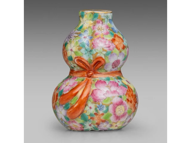 A chinese millefleurs-patterned ribbon-tied double-gourd vase, with a qianlong mark, republic period, h 9,7 cm - afbeelding 5 van  8