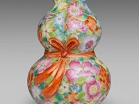 A chinese millefleurs-patterned ribbon-tied double-gourd vase, with a qianlong mark, republic period, h 9,7 cm - afbeelding 5 van  8