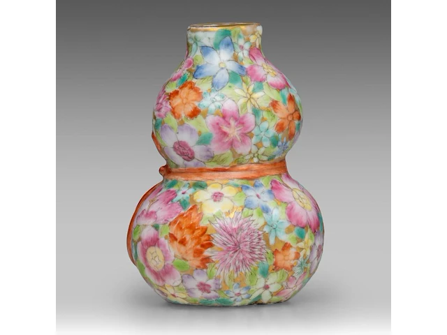 A chinese millefleurs-patterned ribbon-tied double-gourd vase, with a qianlong mark, republic period, h 9,7 cm - afbeelding 6 van  8