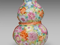 A chinese millefleurs-patterned ribbon-tied double-gourd vase, with a qianlong mark, republic period, h 9,7 cm - afbeelding 6 van  8
