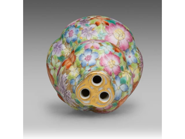 A chinese millefleurs-patterned ribbon-tied double-gourd vase, with a qianlong mark, republic period, h 9,7 cm - afbeelding 7 van  8