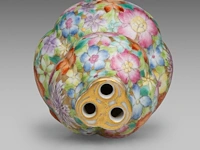 A chinese millefleurs-patterned ribbon-tied double-gourd vase, with a qianlong mark, republic period, h 9,7 cm - afbeelding 7 van  8