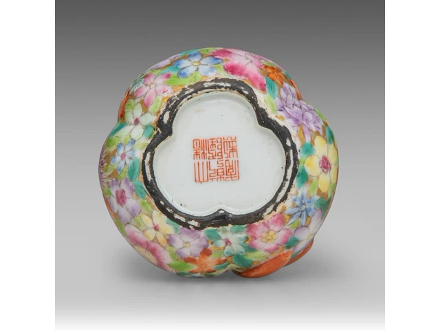A chinese millefleurs-patterned ribbon-tied double-gourd vase, with a qianlong mark, republic period, h 9,7 cm - afbeelding 8 van  8