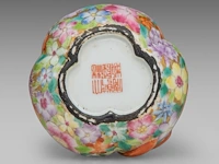 A chinese millefleurs-patterned ribbon-tied double-gourd vase, with a qianlong mark, republic period, h 9,7 cm - afbeelding 8 van  8