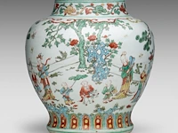 A chinese ming wucai 'playful boys' jar, h 34,3 cm - afbeelding 2 van  6