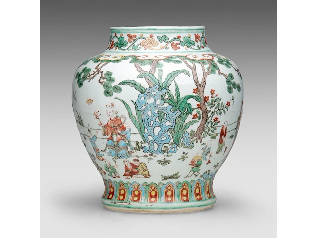 A chinese ming wucai 'playful boys' jar, h 34,3 cm - afbeelding 4 van  6