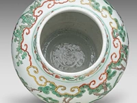 A chinese ming wucai 'playful boys' jar, h 34,3 cm - afbeelding 5 van  6