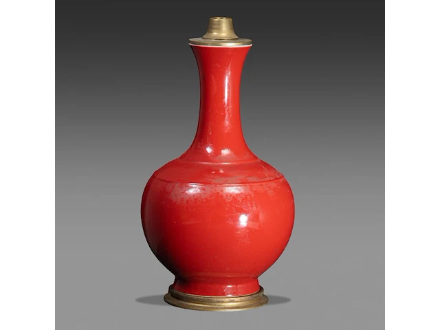 A chinese monochrome coral-red glazed bottle vase, with a qianlong mark, fixed with lamp mounts, total h 44 cm - afbeelding 2 van  6
