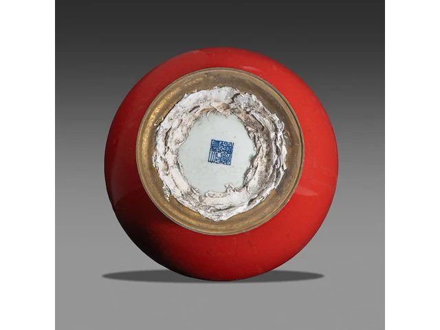 A chinese monochrome coral-red glazed bottle vase, with a qianlong mark, fixed with lamp mounts, total h 44 cm - afbeelding 6 van  6
