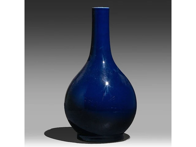 A chinese monochrome deep blue glazed pear-shaped bottle vase, republic period, h 41,5 cm - afbeelding 1 van  6