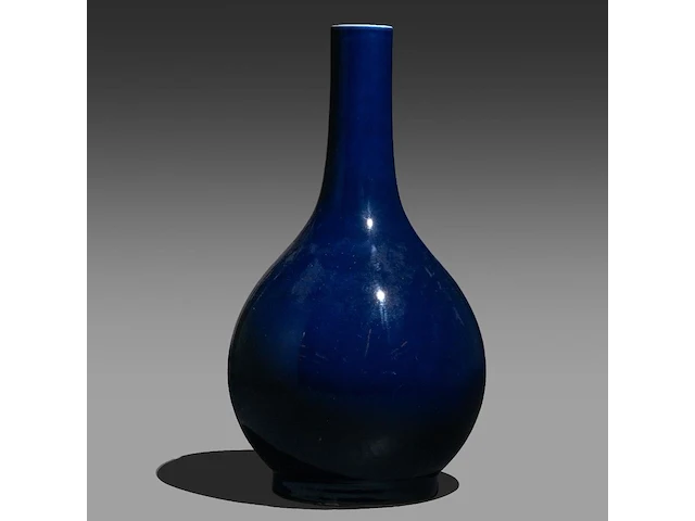 A chinese monochrome deep blue glazed pear-shaped bottle vase, republic period, h 41,5 cm - afbeelding 2 van  6