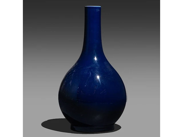 A chinese monochrome deep blue glazed pear-shaped bottle vase, republic period, h 41,5 cm - afbeelding 3 van  6