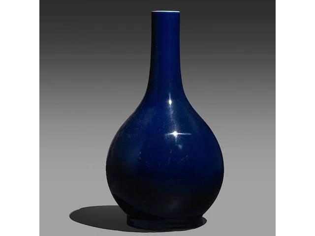 A chinese monochrome deep blue glazed pear-shaped bottle vase, republic period, h 41,5 cm - afbeelding 4 van  6