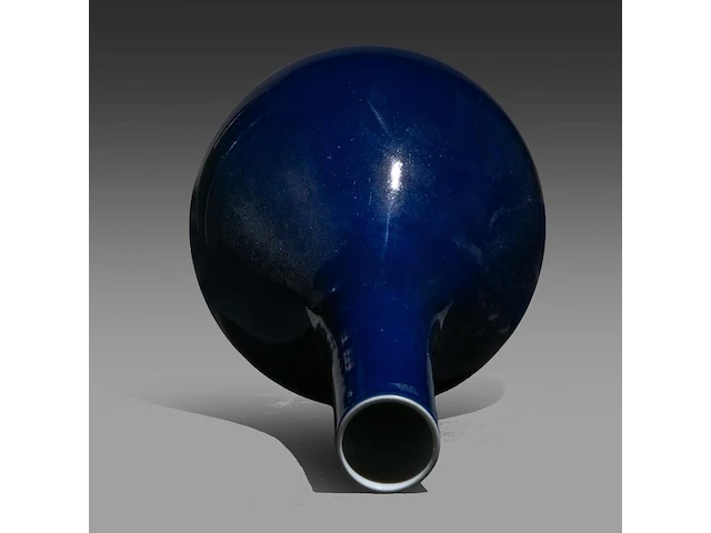 A chinese monochrome deep blue glazed pear-shaped bottle vase, republic period, h 41,5 cm - afbeelding 5 van  6
